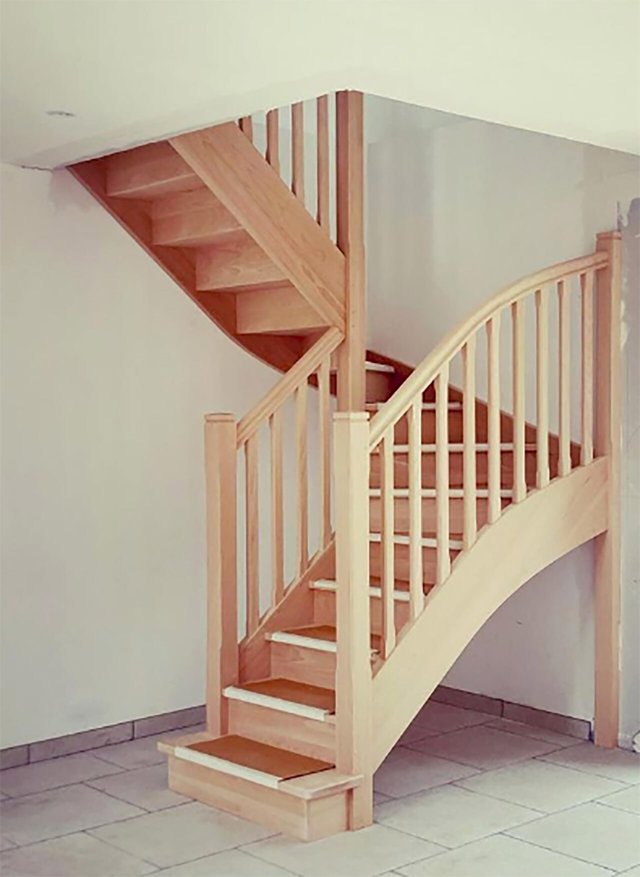 Escalier en bois en forme de U, vue latérale