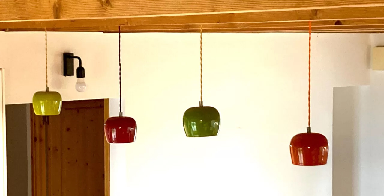 Lumière suspendue apportée pour la maison d'un client, suspendue au-dessus du bar unite. Les couleurs choisies sont l'orange, le rouge, le vert clair et le vert foncé.